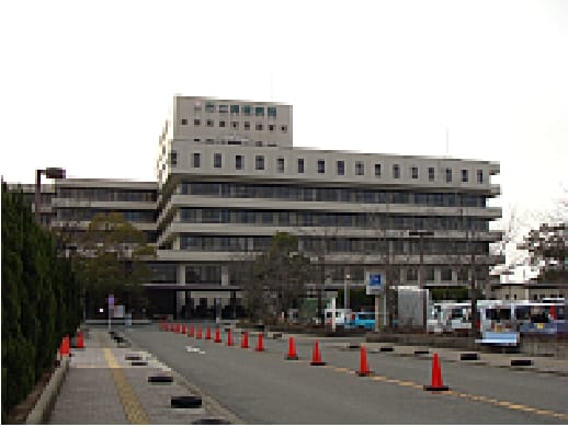 病院駐車場の写真