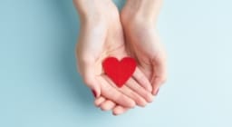 ハートを持つ手